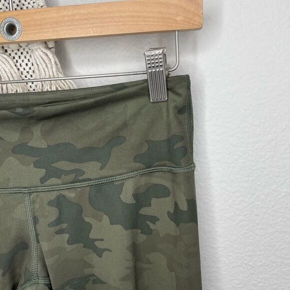 Lululemon wonder under green camo mid rise Capri leggings - Picture 7 of 7